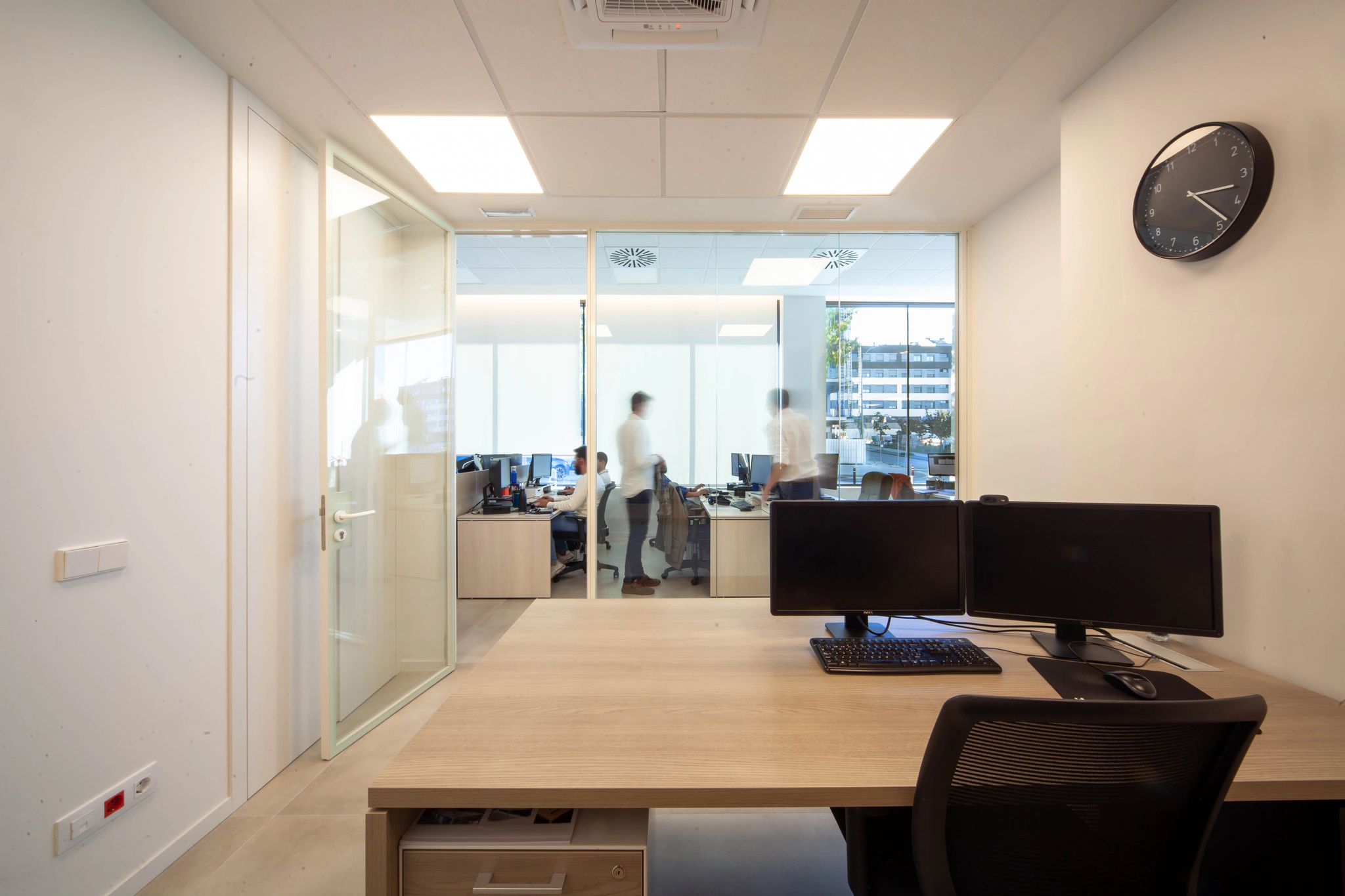 Interior amplio de las oficinas de A3D, con los puestos de trabajo alineados junto a los ventanales