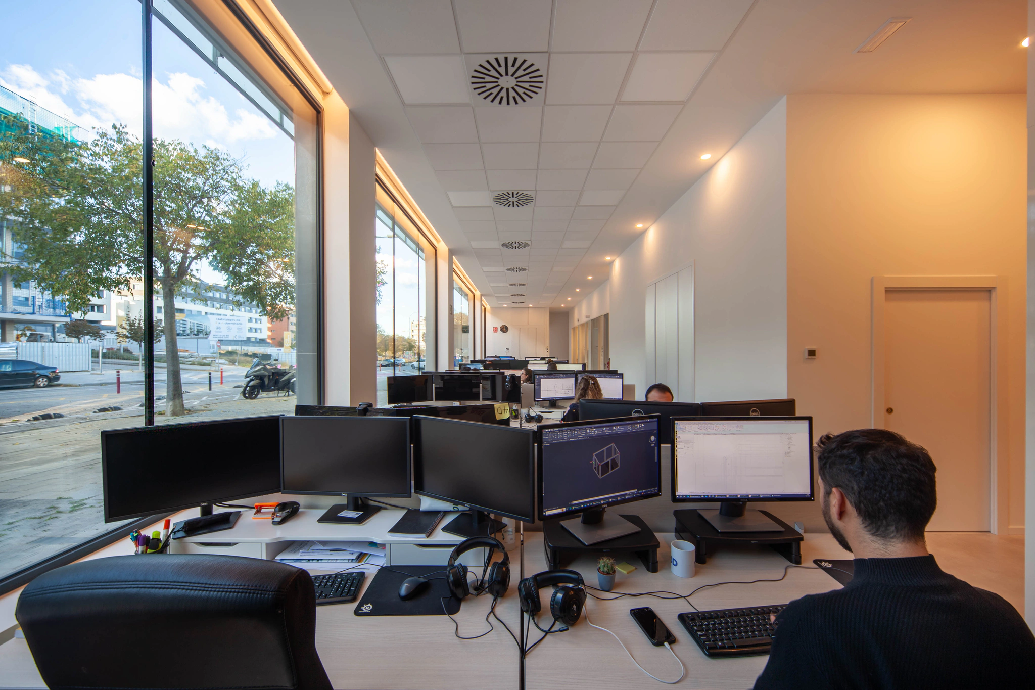 Puesto de trabajo del despacho de A3D: un especialista del equipo actualiza el modelo BIM en sus pantallas.